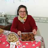Siamo andati a trovare la 68enne Teresa nella sua abitazione di Largo Chiurlia, a Bari Vecchia. Lei � ancora una delle poche a produrre in casa tutti i tradizionali dolcetti del Natale barese